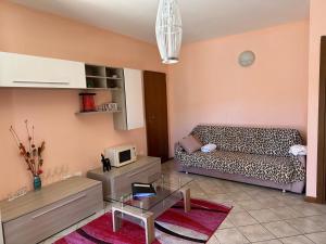 VobarnoにあるCasa favolosa sul Lago Di Gardaのソファとテーブルのあるリビングルーム