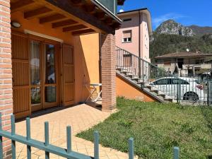 VobarnoにあるCasa favolosa sul Lago Di Gardaのドアのある建物の隣に階段のある建物がある