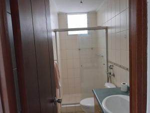 une salle de bain avec une douche, des toilettes et un lavabo dans l'établissement Room in El Cangrejo Panama, à Panama City