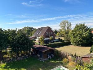 an aerial view of a house with a yard at Unter einem Dach 7 in Lehrte