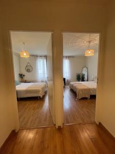 梅斯La Perla del Centro in Metz的卧室配有两张床和镜子,享有风景。 更多4张照片