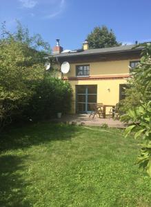 a house with a patio and a picnic table at Ferienhaus an der Ostsee mit großem Garten in Rerik