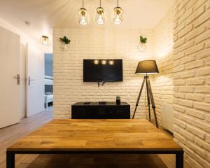 sala de estar con TV en una pared de ladrillo en Le Repos de la Vallée - Disney, en Magny-le-Hongre 32 fotos más