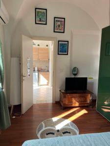 a living room with a door open to a kitchen at pied a terre due passi dal porto in Livorno
