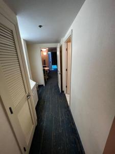 un couloir d'une pièce vide avec une porte et un hallwayngthngthngthngth dans l'établissement Coastal Comfort Beachfront On the Ocean Condo, à Ortona