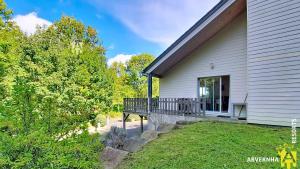 una casa con un portico e una terrazza di Chalet Flore a Murol