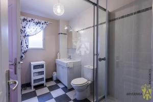 un bagno con wc, lavandino e doccia di Chalet Flore a Murol Altre 17 foto