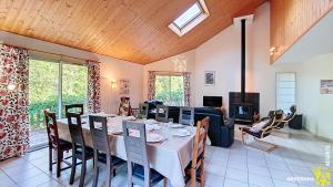 una sala da pranzo con un tavolo e alcune sedie di Chalet Flore a Murol