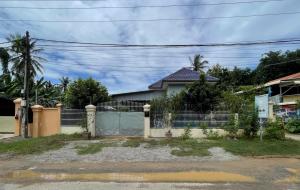 a fence in front of a house at Homestay342 in Phumĭ Svay Chh'êh +4 photos