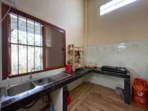 a kitchen with a sink and a window at Homestay342 in Phumĭ Svay Chh'êh