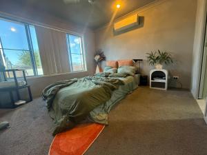 Postel nebo postele na pokoji v ubytování The Atelier Master Suite - Stay at Mangohill + 41 fotografií