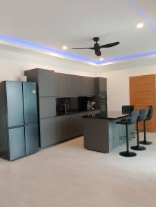 Η κουζίνα ή μικρή κουζίνα στο Emilie Villas