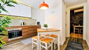 a kitchen with a table and chairs in a room at ElevenPlace by LouzanPlaces in Lousã