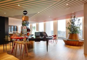 Un lugar para sentarse en citizenM Copenhagen Radhuspladsen
