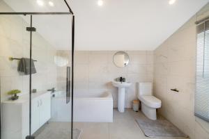 ベッドフォードにあるStylis 5BR Bedford Home, Sleeps 7,Ideal for Contractors Stay, Near Transportのシャワー、トイレ、洗面台を備えたバスルーム