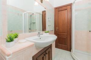 Ένα μπάνιο στο Domus De Pedra Pertunta - Happy Rentals