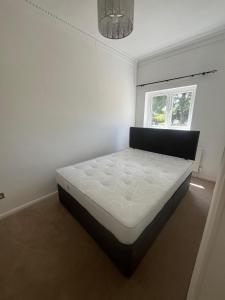 Postel nebo postele na pokoji v ubytování Spacious 2 Bed Apartment in Addlestone