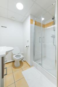 ein Badezimmer mit Toilette und Glasdusche in der Unterkunft Cozy Marne - 2 people - Paris in Nogent-sur-Marne + 11 Fotos