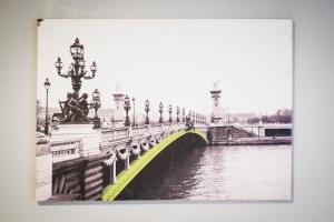 eine Brücke über einen Fluss mit Straßenlaternen und Wasser in der Unterkunft Cozy Marne - 2 people - Paris in Nogent-sur-Marne