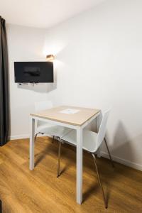 einen weißen Schreibtisch und einen weißen Stuhl in einem Zimmer in der Unterkunft Cozy Marne - 2 people - Paris in Nogent-sur-Marne