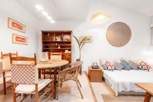 Un comedor con una mesa y sillas y una cama. en Casa Claper, en Campos