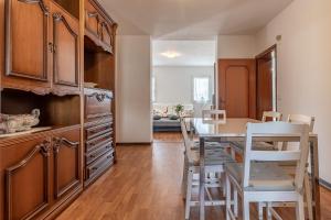 a kitchen and dining room with a table and chairs at Bru&Lui sweet house in Cittadella