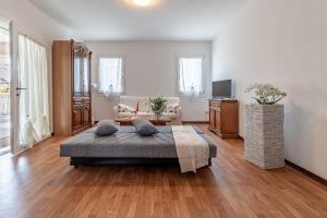 a large living room with a bed and a couch at Bru&Lui sweet house in Cittadella