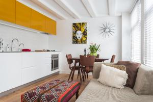 House of Arts – City Centre Apartment في أمستردام: غرفة معيشة مع أريكة وطاولة