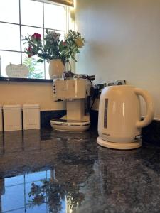 Příslušenství pro přípravu čaje a kávy v ubytování Oare Manor Cottage + 25 fotografií