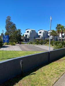 una pared con luz de la calle frente a un edificio en Batemans Bay Getaway, en Batehaven