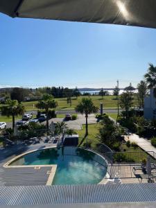 - Vistas a la piscina desde el complejo en Batemans Bay Getaway, en Batehaven