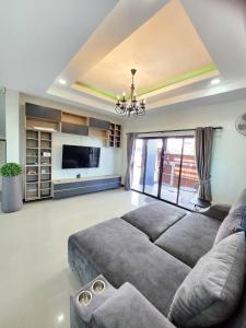 TV a/nebo společenská místnost v ubytování Kathu Pool villa 4 bedroms + 29 fotografií