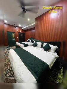 Кровать или кровати в номере Tulsi Garden- Near Prem Mandir Vrindavan