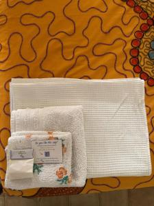 two towels sitting on top of a table at Casa Letizia Appartamento Completo in Sannicola