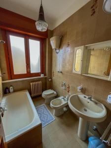 a bathroom with a tub and a sink and a toilet at Casa Letizia Appartamento Completo in Sannicola