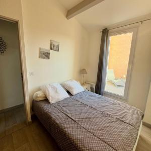 Ένα ή περισσότερα κρεβάτια σε δωμάτιο στο Villa front de mer et jacuzzi privatif