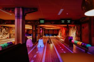 eine Bowlingbahn mit Bahnen in einem Gebäude in der Unterkunft Hotel De Oringer Marke Odoorn, nabij Emmen in Odoorn