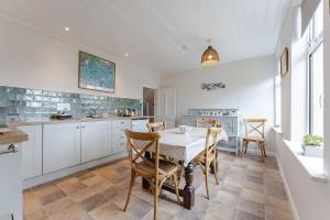索海姆North View - Norfolk Cottage Agency的房间里有一张桌子和几把椅子的厨房