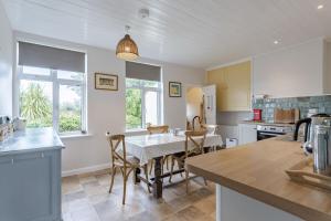 索海姆North View - Norfolk Cottage Agency的房间里有一张桌子和几把椅子的厨房 更多19张照片