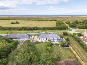 索海姆North View - Norfolk Cottage Agency的田野中一座大房子的鸟瞰图