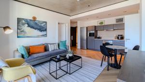 un salon et une cuisine avec un canapé et une table dans l'établissement The Bridgewater Collection 409-Luxury 2 bed Modern Apartment at Century City, au Cap
