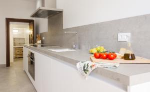 una cocina con una barra con verduras en una tabla de cortar en The Gorge House, en Ronda