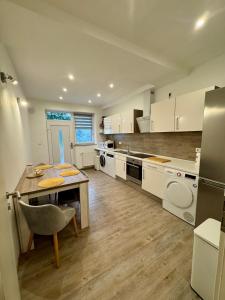 Η κουζίνα ή μικρή κουζίνα στο Ferienwohnung am Wald und Hannover Stadt, Contactless Check -in, free parking,