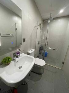 a bathroom with a sink and a shower and a toilet at Minimalist 1BR Condo with NETFLIX at AEON TOWERS near Abreeza Mall by Rico in Davao City