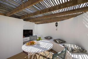 Zimmer mit einem Tisch, Stühlen und einem Kamin in der Unterkunft Oyster Cottage in Plettenberg Bay