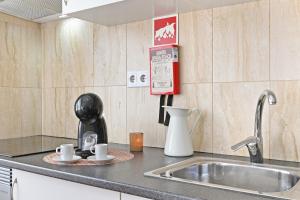 - un comptoir de cuisine avec évier et cafetière dans l'établissement Apartamento Ponte D Luís, à Vila Nova de Gaia 237 autres photos