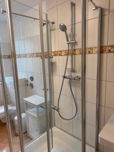 Ένα μπάνιο στο Ferienwohnung am Wald und Hannover Stadt, Contactless Check -in, free parking,