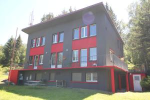 un gran edificio con rojo y gris en Gîte Les Jonquilles, en Le Bonhomme