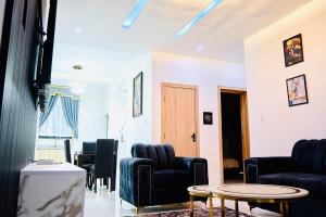 a living room with chairs and a table at Rondawel Luxury 2 Bedroom Apartment, Lekki VGC in Lekki