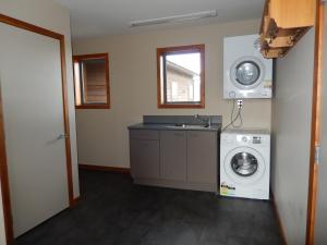 A kitchen or kitchenette at Isolation Bay